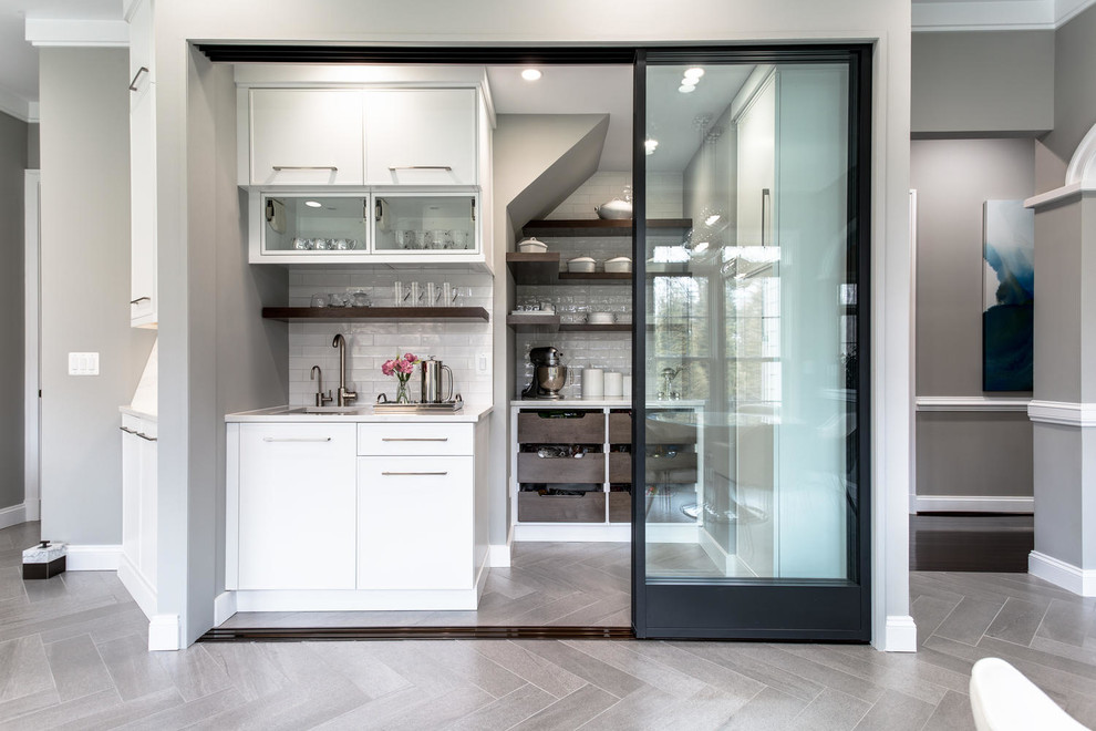 Immagine di una cucina minimal con pavimento grigio