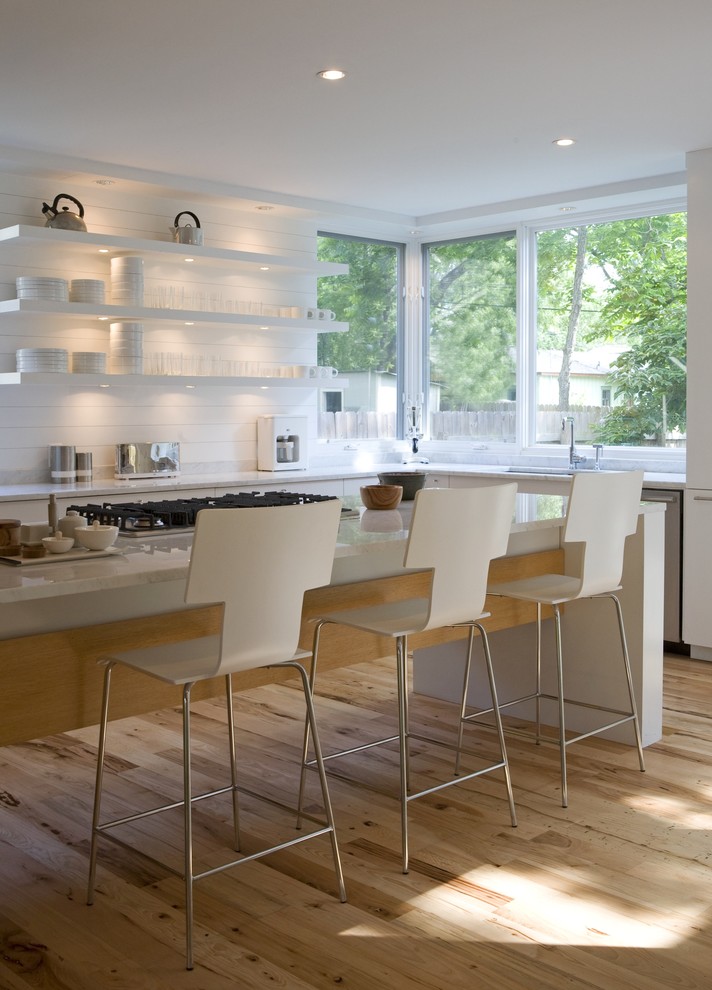 Zweizeilige, Mittelgroße Moderne Küchenbar mit Marmor-Arbeitsplatte, offenen Schränken, weißen Schränken, Küchenrückwand in Weiß, Küchengeräten aus Edelstahl, braunem Holzboden und Kücheninsel in Austin