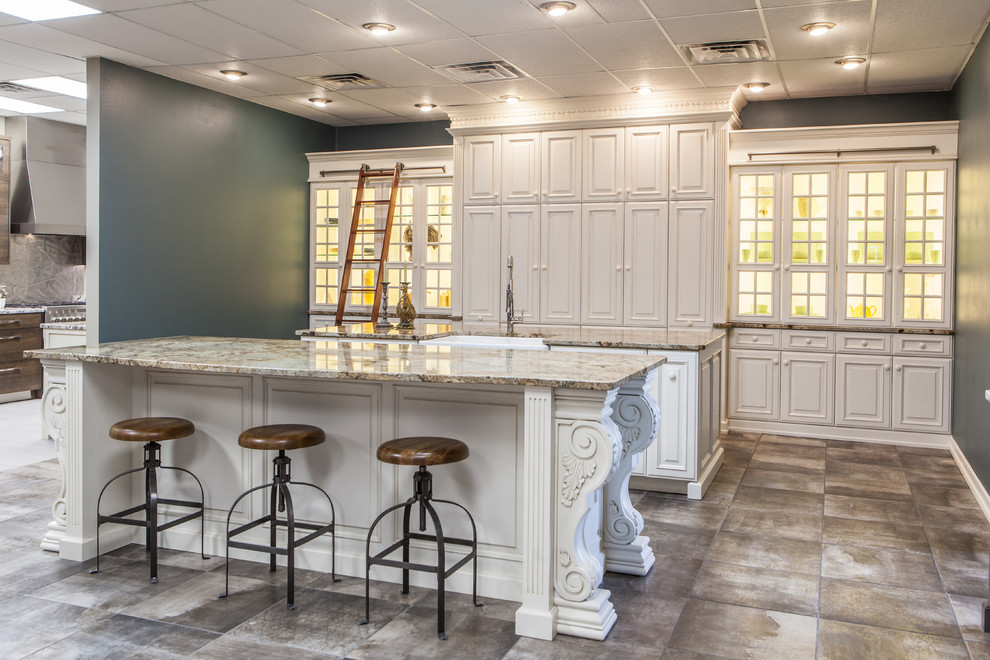 Foto di una grande cucina classica con lavello stile country, top in granito, ante di vetro e ante beige