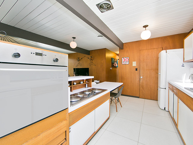 Offene, Zweizeilige, Mittelgroße Mid-Century Küche mit weißen Elektrogeräten und Halbinsel in Orange County