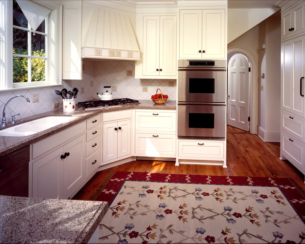 Idéer för att renovera ett litet vintage kök, med vita skåp, granitbänkskiva, vitt stänkskydd, stänkskydd i keramik, rostfria vitvaror, ljust trägolv, en undermonterad diskho och luckor med infälld panel