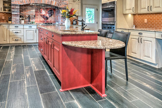 おしゃれなキッチン 赤いキッチンパネル 黒い床 の画像 21年7月 Houzz ハウズ