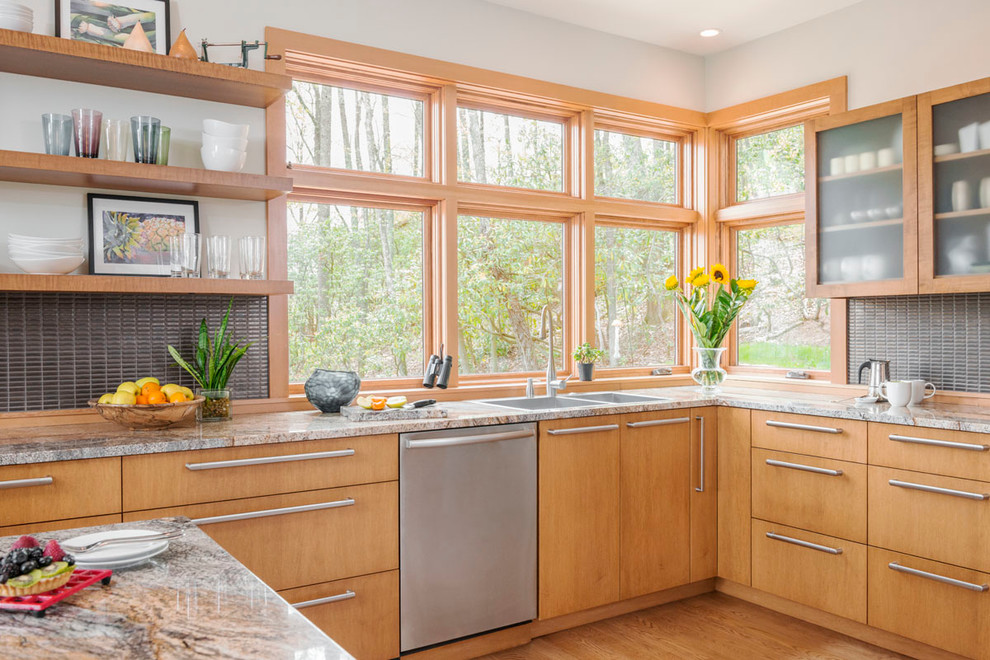 Foto di una cucina design con ante lisce, ante in legno chiaro, paraspruzzi grigio, elettrodomestici in acciaio inossidabile e lavello a doppia vasca