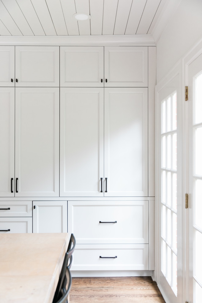 Idéer för att renovera ett mellanstort funkis svart linjärt svart kök och matrum, med en undermonterad diskho, luckor med profilerade fronter, grå skåp, granitbänkskiva, vitt stänkskydd, stänkskydd i marmor, rostfria vitvaror, mellanmörkt trägolv, en köksö och brunt golv