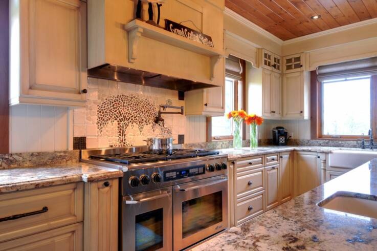 Inspiration for a rustic kitchen in Toronto.