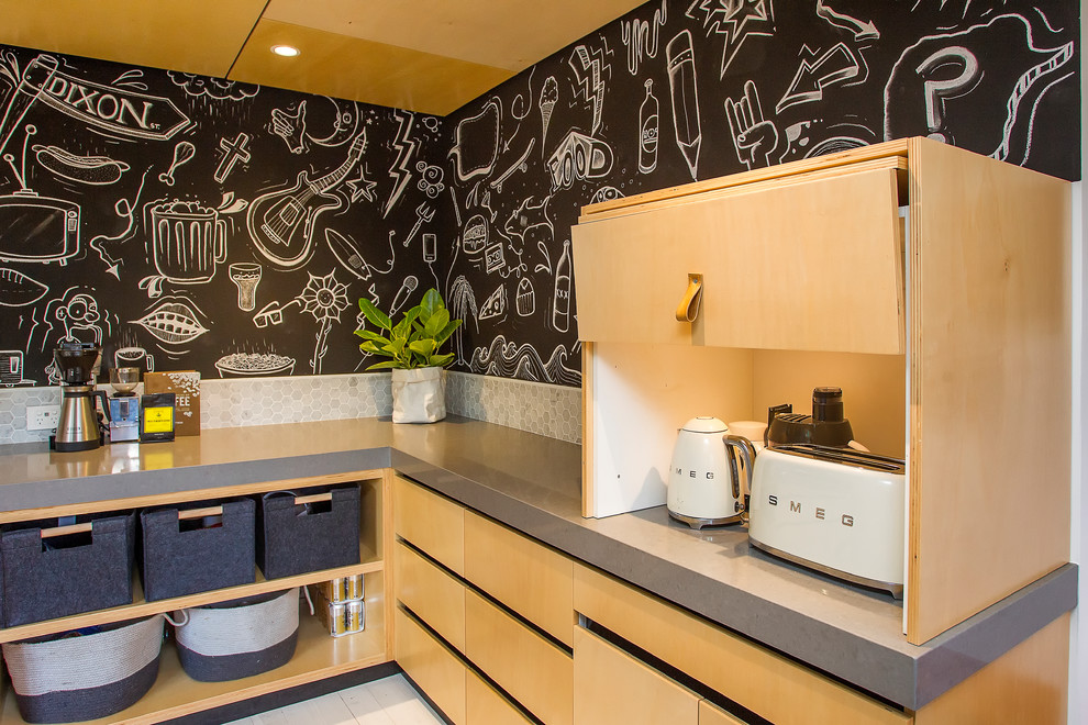 Immagine di una cucina contemporanea con lavello sottopiano, top in quarzo composito, paraspruzzi in marmo, pavimento in legno verniciato e pavimento bianco