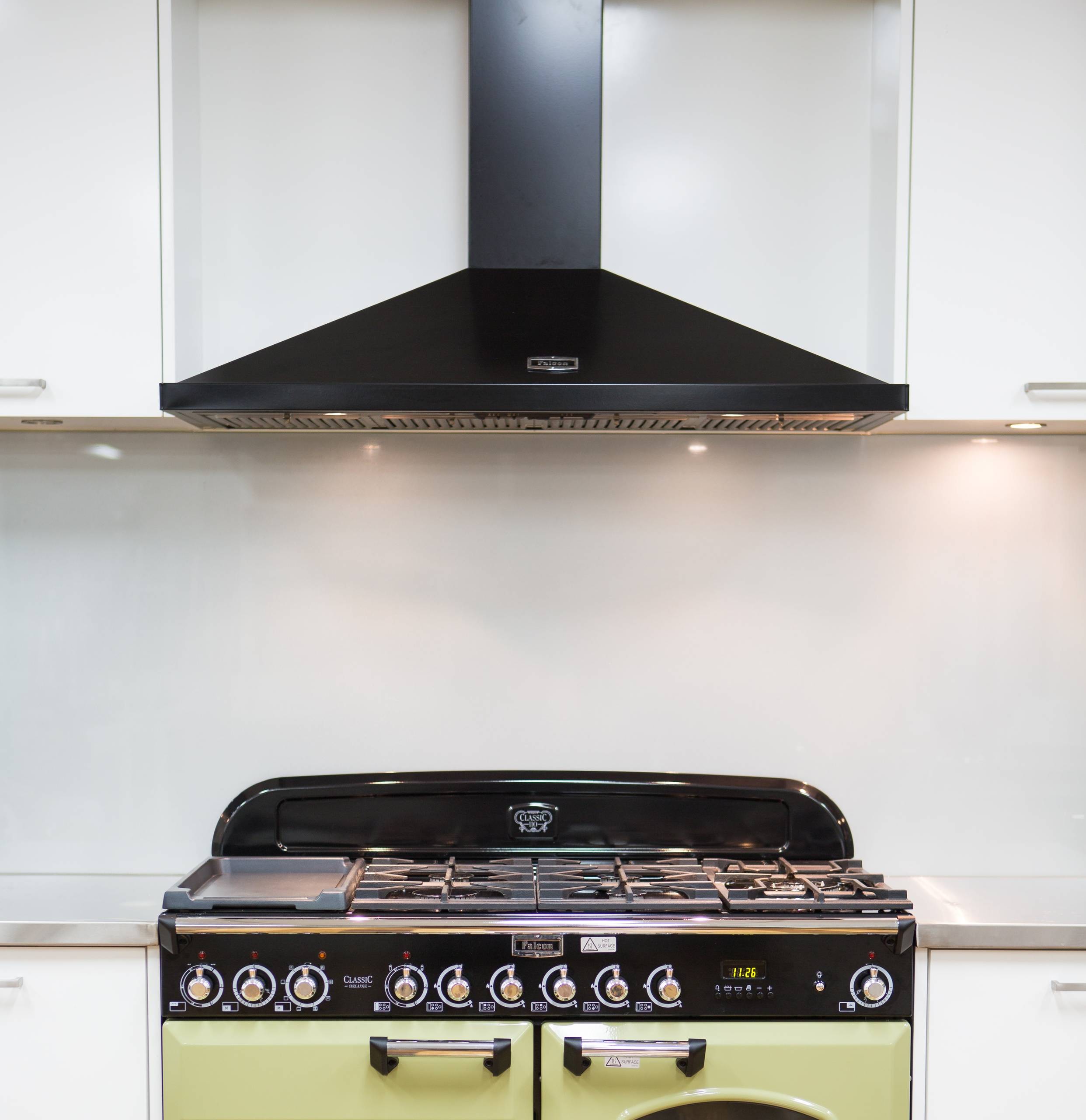 Motel Analytisch paar Falcon Classic Deluxe Upright Range Cooker and Canopy Rangehood - Kitchen -  Melbourne - by Falcon | Houzz