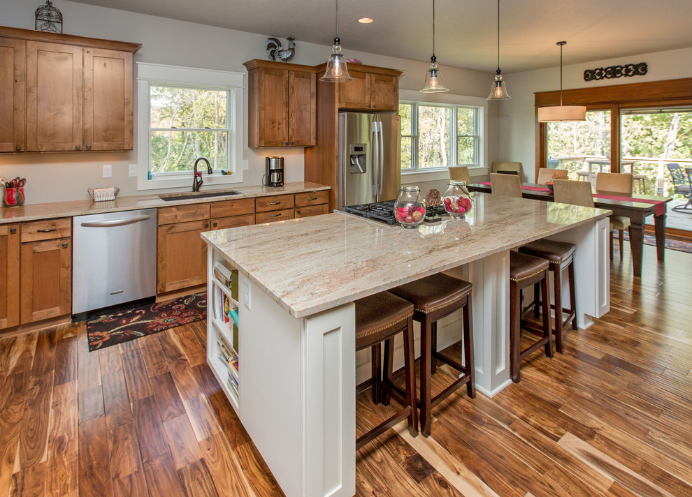 Klassische Küche mit Schrankfronten im Shaker-Stil, hellbraunen Holzschränken, Granit-Arbeitsplatte und Küchengeräten aus Edelstahl in Cedar Rapids