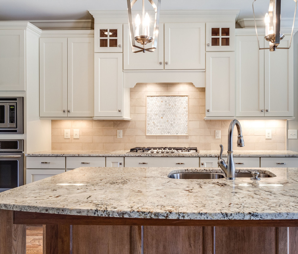 Cette image montre une cuisine américaine design avec un plan de travail en granite.