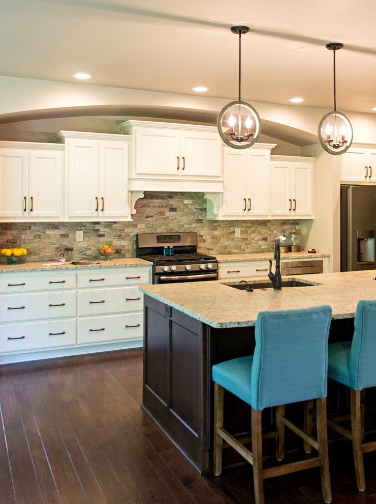 Klassische Küche mit Granit-Arbeitsplatte, Küchengeräten aus Edelstahl und Kücheninsel in Milwaukee