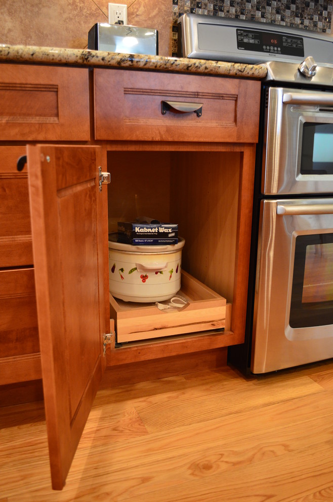 Ejemplo de cocina de estilo americano con armarios con paneles empotrados y puertas de armario de madera oscura
