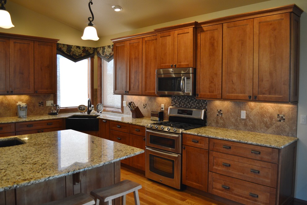 Offene, Große Rustikale Küche in L-Form mit Schrankfronten mit vertiefter Füllung, hellbraunen Holzschränken und Kücheninsel in Denver