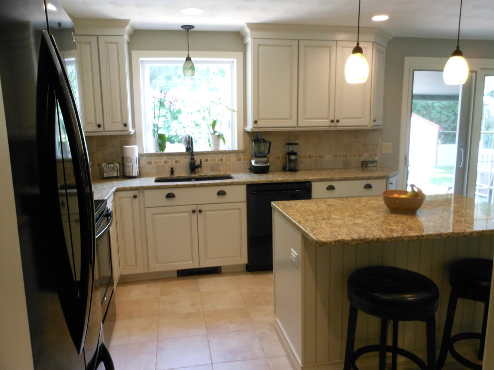 Exempel på ett mellanstort klassiskt kök, med en undermonterad diskho, luckor med upphöjd panel, vita skåp, bänkskiva i kvarts, svarta vitvaror, klinkergolv i porslin och en köksö