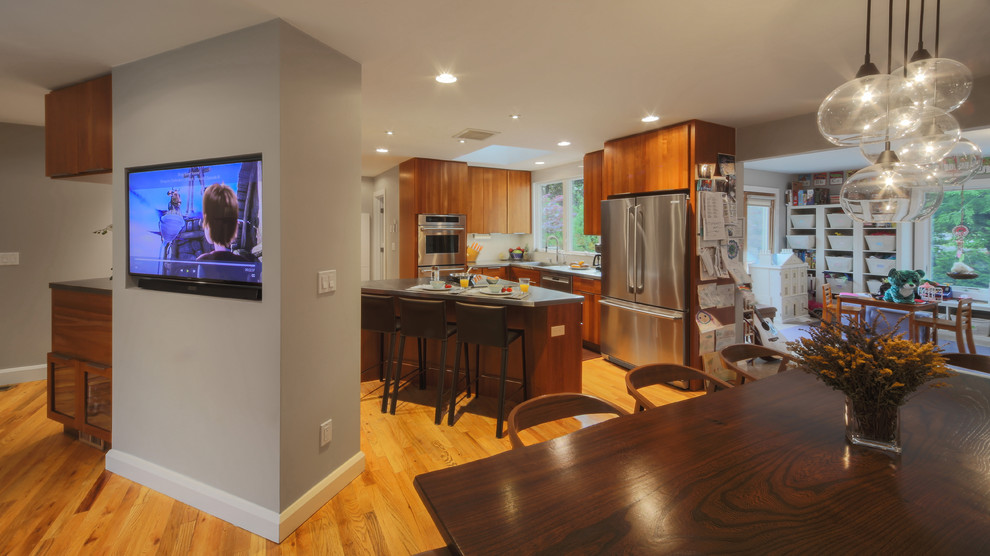 Foto di una piccola cucina abitabile minimalista con parquet chiaro e pavimento marrone