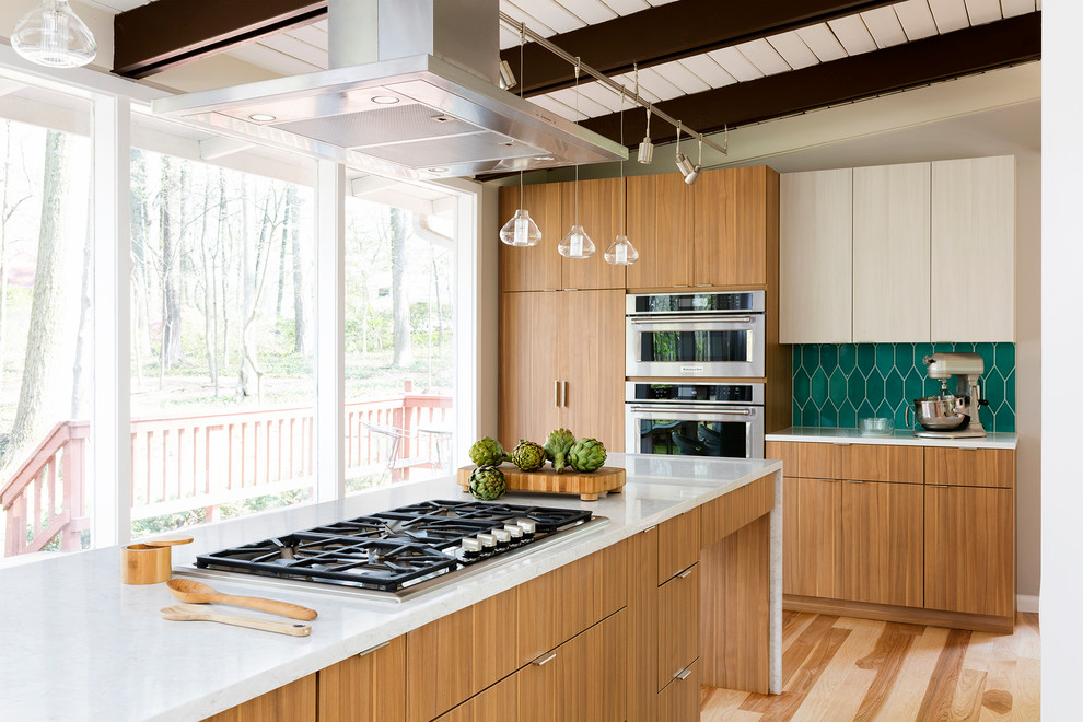 Idee per una grande cucina design con ante lisce, ante in legno scuro, paraspruzzi blu, elettrodomestici in acciaio inossidabile e pavimento in legno massello medio