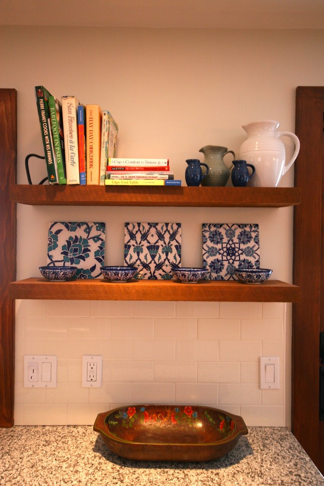Imagen de cocina de estilo de casa de campo con fregadero bajoencimera, armarios estilo shaker, puertas de armario grises, encimera de granito y salpicadero blanco