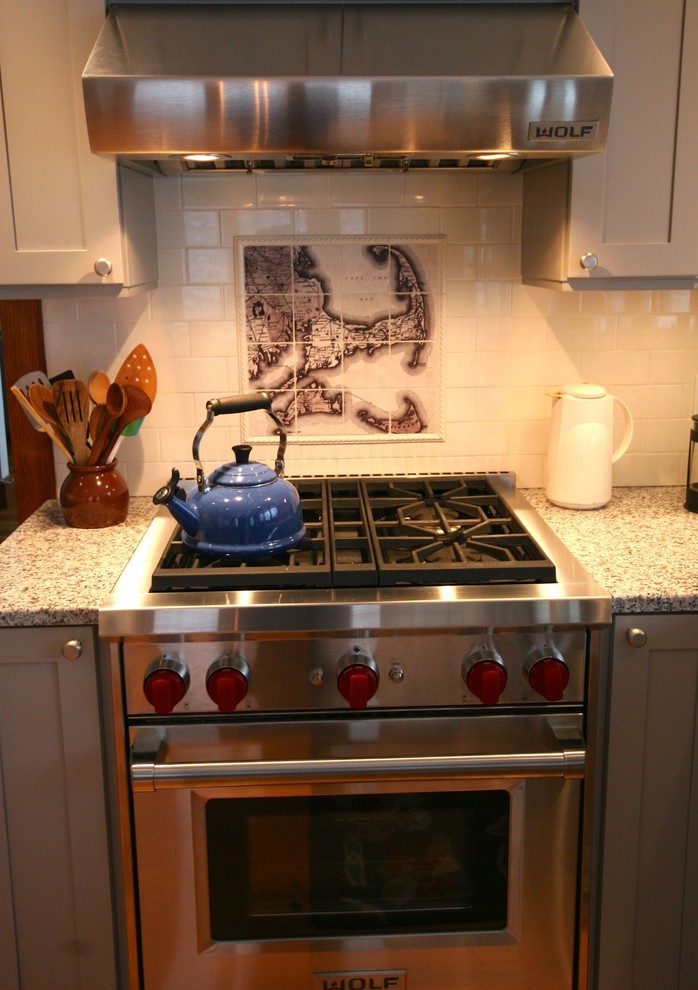 Foto de cocina de estilo de casa de campo con fregadero bajoencimera, armarios estilo shaker, puertas de armario grises, encimera de granito y salpicadero blanco