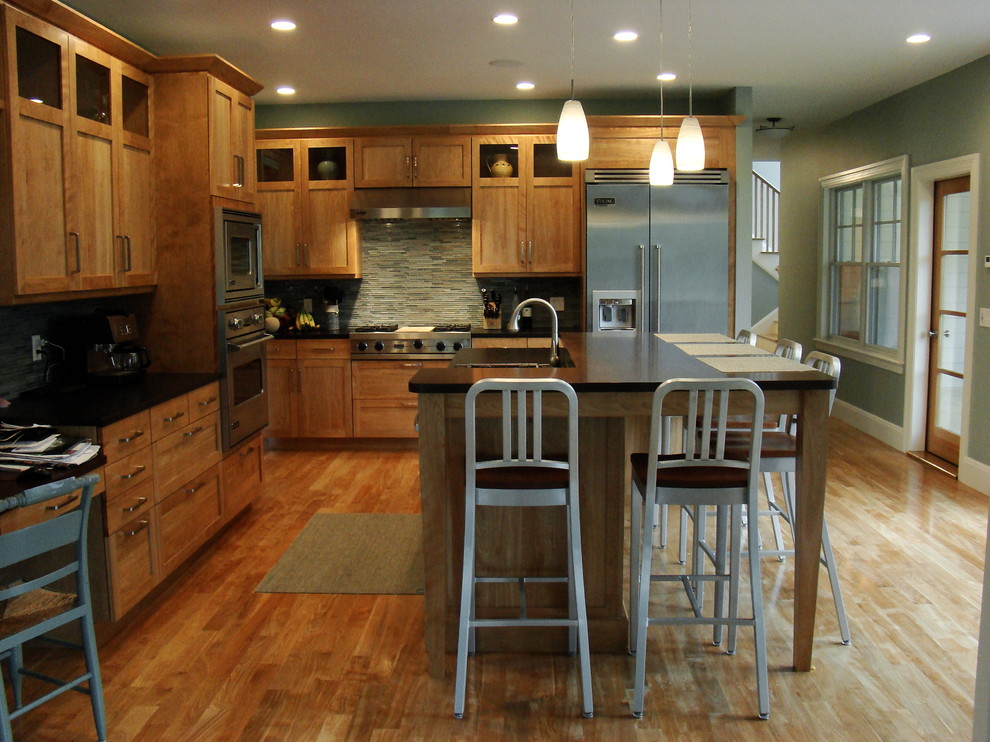 Exempel på ett stort modernt kök, med en undermonterad diskho, skåp i shakerstil, skåp i mellenmörkt trä, granitbänkskiva, flerfärgad stänkskydd, stänkskydd i glaskakel, rostfria vitvaror, mellanmörkt trägolv och en köksö
