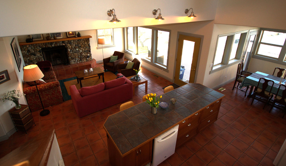 Exempel på ett mellanstort eklektiskt linjärt kök och matrum, med en dubbel diskho, skåp i shakerstil, skåp i mellenmörkt trä, kaklad bänkskiva, vita vitvaror, klinkergolv i terrakotta och en köksö