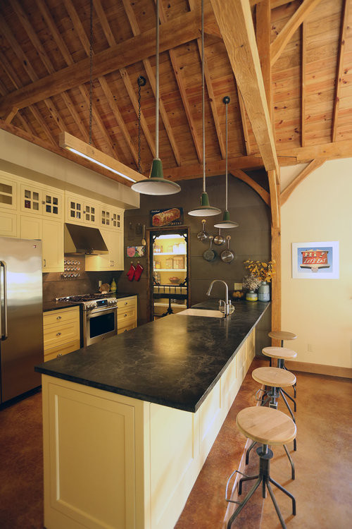 Idée de décoration pour une cuisine chalet.