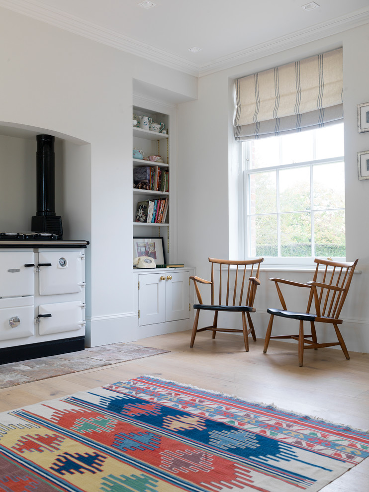 Imagen de cocina campestre abierta con electrodomésticos blancos y suelo de madera clara