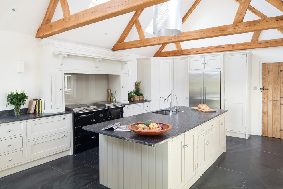 Foto di una grande cucina design con lavello sottopiano, ante in stile shaker, top in granito, paraspruzzi con lastra di vetro e pavimento in ardesia
