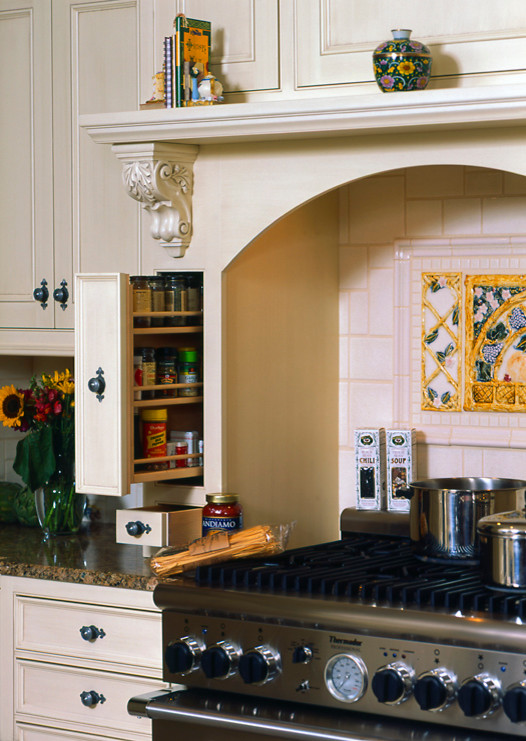 Exempel på ett klassiskt kök, med luckor med profilerade fronter, vita skåp, granitbänkskiva, vitt stänkskydd, stänkskydd i keramik, rostfria vitvaror, klinkergolv i porslin och en köksö
