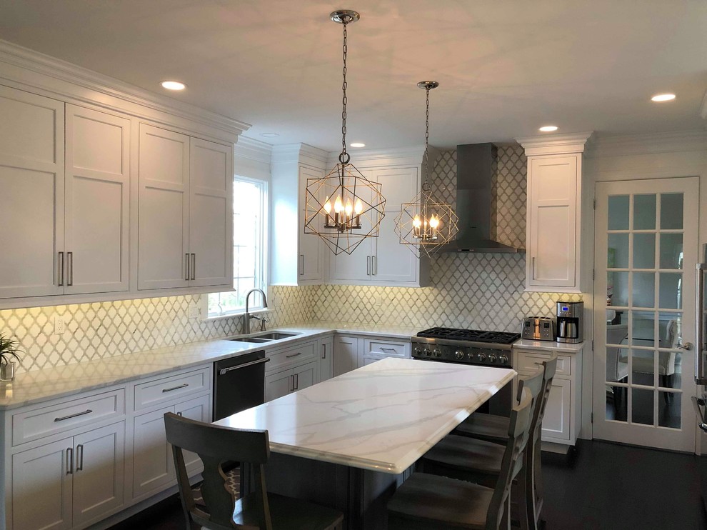 Idéer för att renovera ett mellanstort vintage vit vitt kök, med en undermonterad diskho, luckor med profilerade fronter, vita skåp, bänkskiva i kvarts, vitt stänkskydd, stänkskydd i marmor, rostfria vitvaror, mörkt trägolv, en köksö och brunt golv