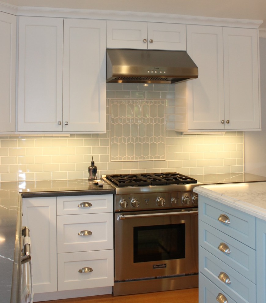 Foto på ett stort vintage grå kök, med en undermonterad diskho, skåp i shakerstil, vita skåp, bänkskiva i glas, blått stänkskydd, stänkskydd i keramik, rostfria vitvaror, mellanmörkt trägolv, en köksö och brunt golv