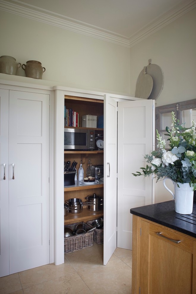 Offene, Zweizeilige, Große Klassische Küche mit Schrankfronten im Shaker-Stil, hellbraunen Holzschränken, Granit-Arbeitsplatte und Kücheninsel in Surrey