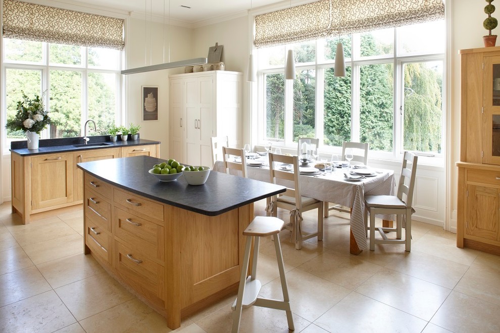 Foto di una grande cucina tradizionale con ante in stile shaker, ante in legno chiaro e top in granito