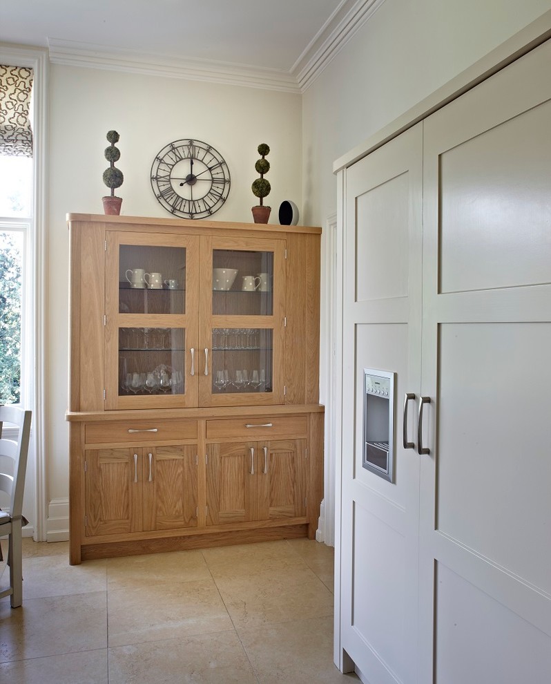 Exemple d'une grande cuisine ouverte parallèle chic en bois brun avec un placard à porte shaker, un plan de travail en granite et îlot.