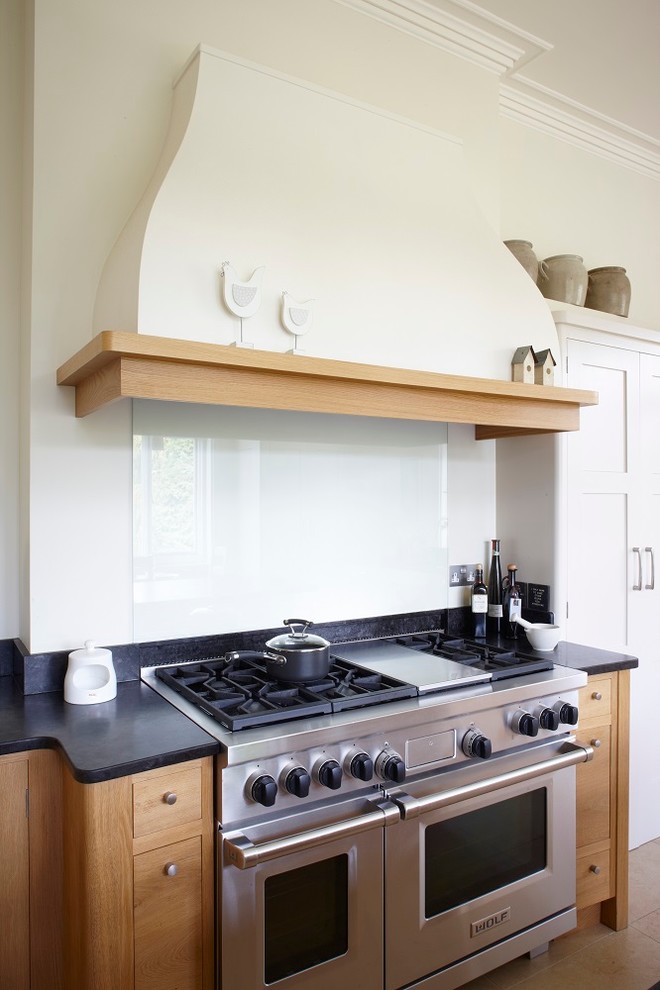 Idées déco pour une grande cuisine ouverte parallèle classique en bois brun avec un placard à porte shaker, un plan de travail en granite et îlot.