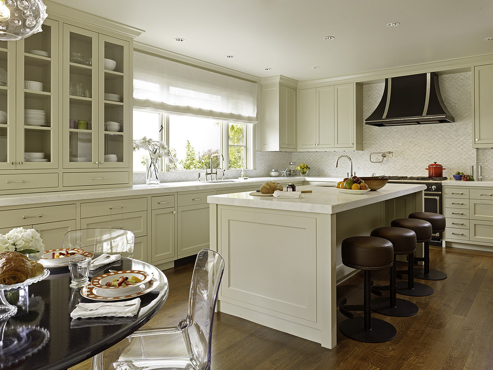 Immagine di una cucina classica con ante con riquadro incassato, ante beige, paraspruzzi bianco e elettrodomestici neri