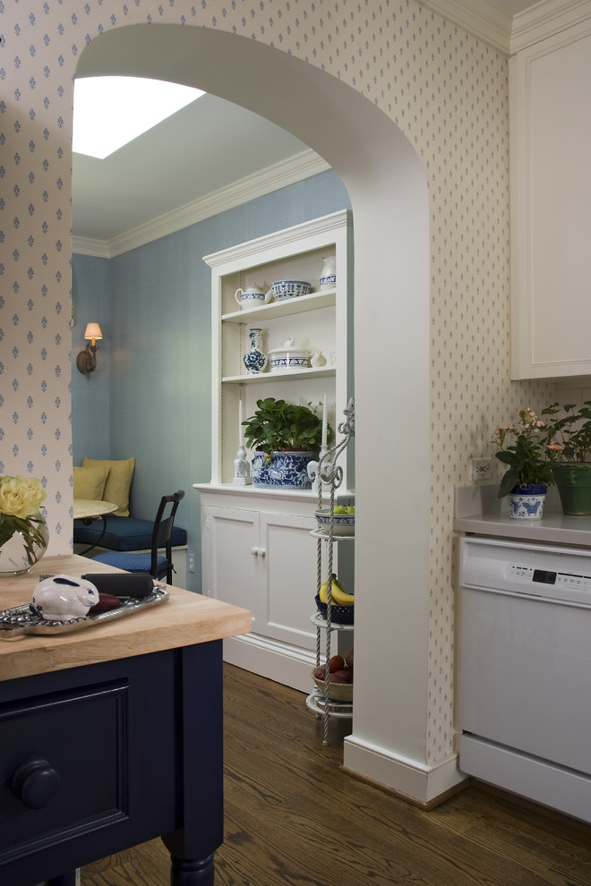Стильный дизайн: кухня в классическом стиле с белой техникой и обоями на стенах - последний тренд
