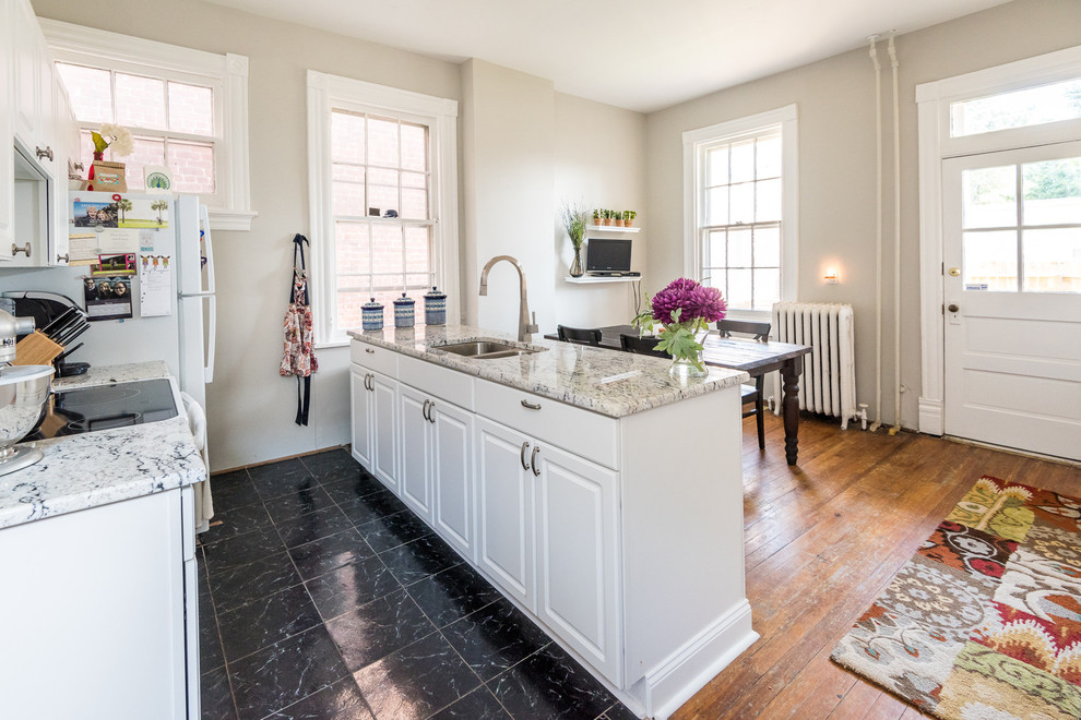 Zweizeilige, Kleine Moderne Wohnküche mit profilierten Schrankfronten, weißen Schränken, Marmor-Arbeitsplatte, Doppelwaschbecken, weißen Elektrogeräten und Keramikboden in Wilmington