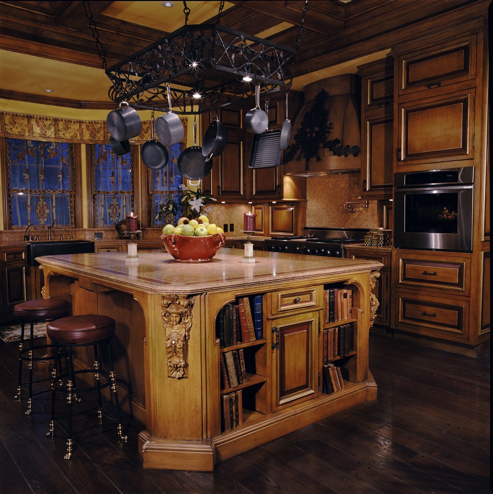 Foto di una cucina classica con ante con bugna sagomata e ante in legno scuro