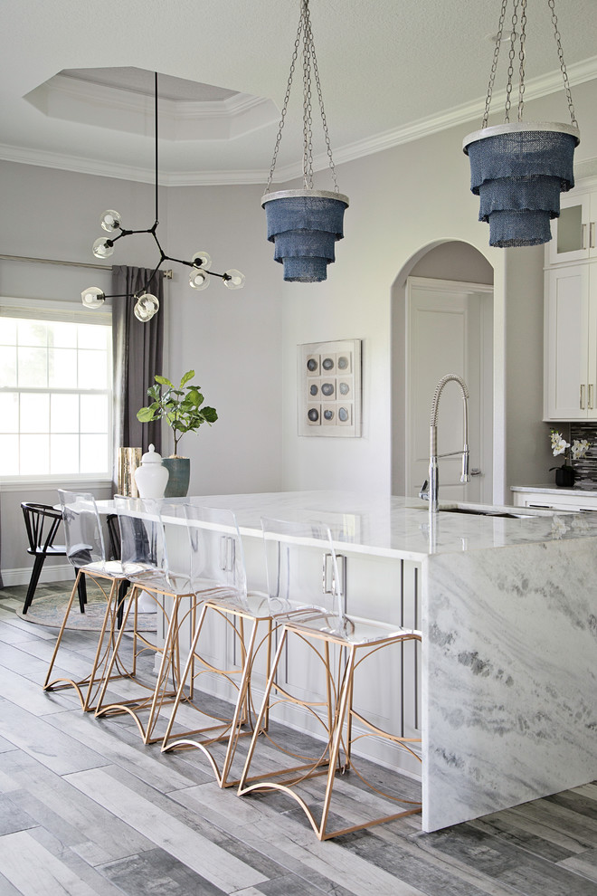 Esempio di una cucina contemporanea con lavello sottopiano, ante in stile shaker, ante bianche, pavimento grigio e top bianco