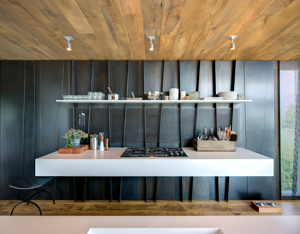 Идея дизайна: кухня в современном стиле с открытыми фасадами, фартуком из металлической плитки и паркетным полом среднего тона