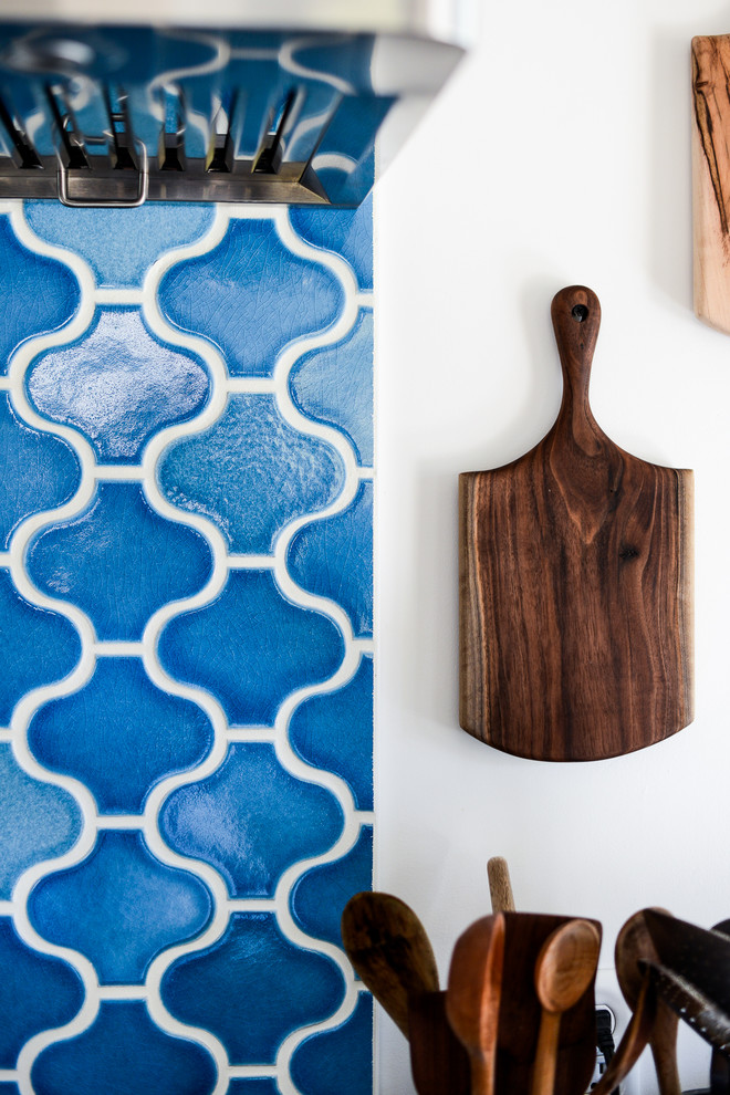 Modelo de cocina ecléctica con salpicadero azul y salpicadero de azulejos de cerámica