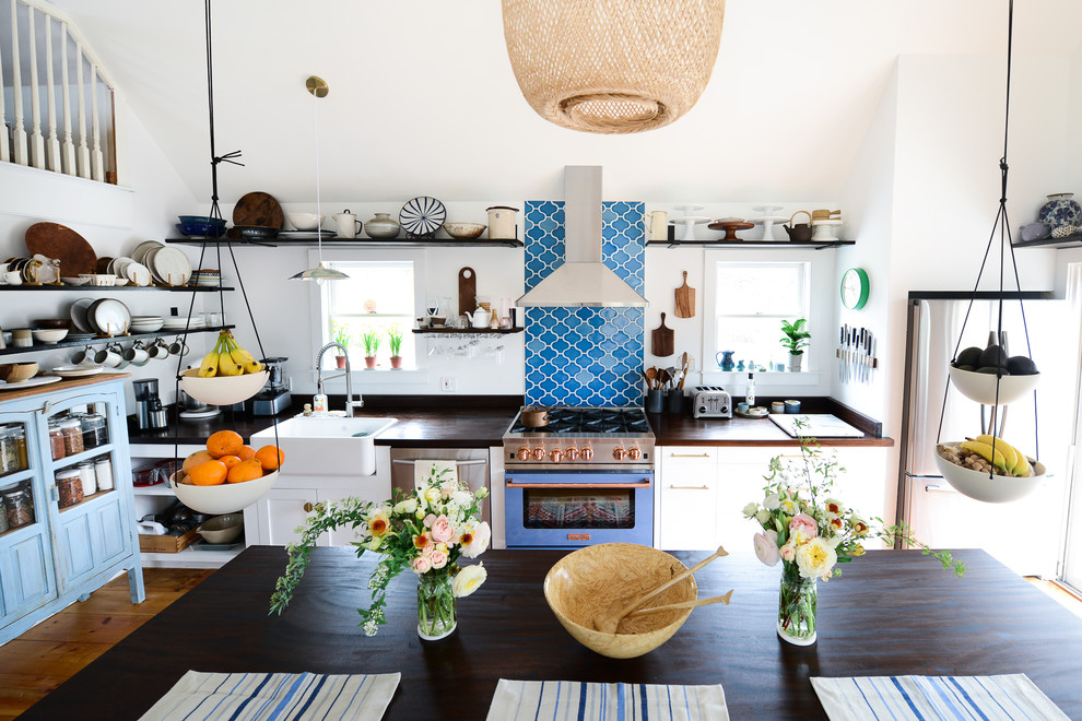 サンフランシスコにあるエクレクティックスタイルのおしゃれなキッチン (青いキッチンパネル、セラミックタイルのキッチンパネル) の写真