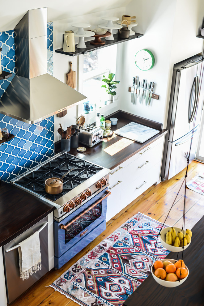 Свежая идея для дизайна: кухня в стиле фьюжн с синим фартуком и фартуком из керамической плитки - отличное фото интерьера