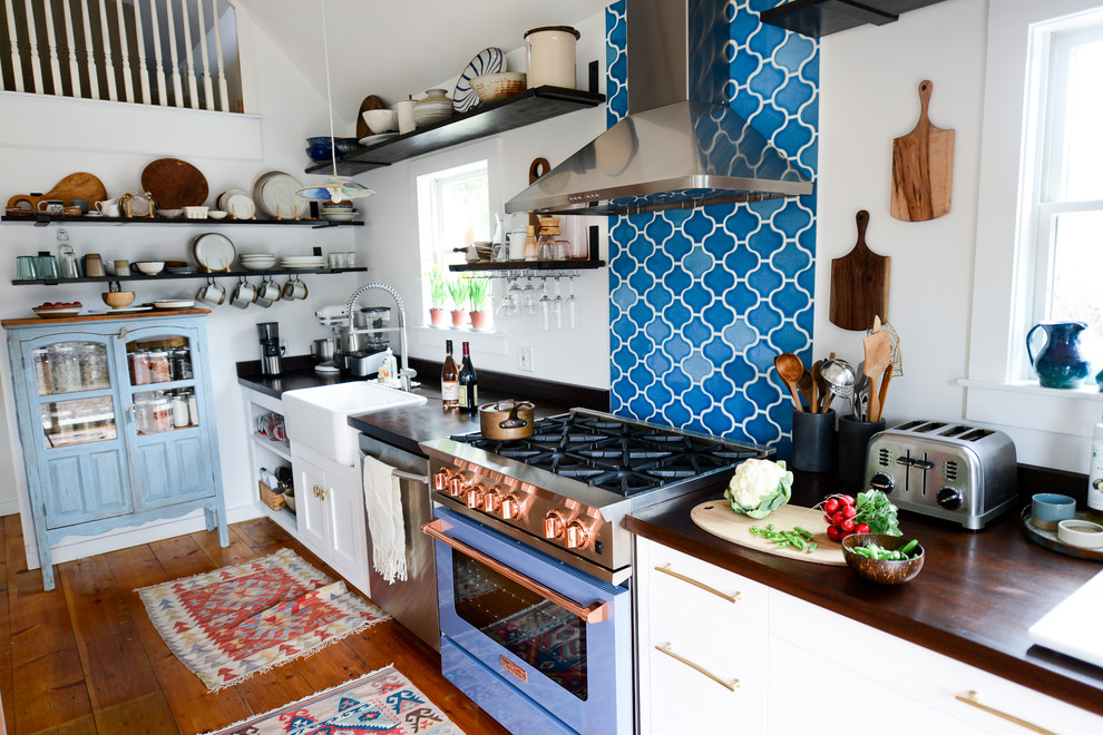 Bild på ett eklektiskt kök, med blått stänkskydd och stänkskydd i keramik