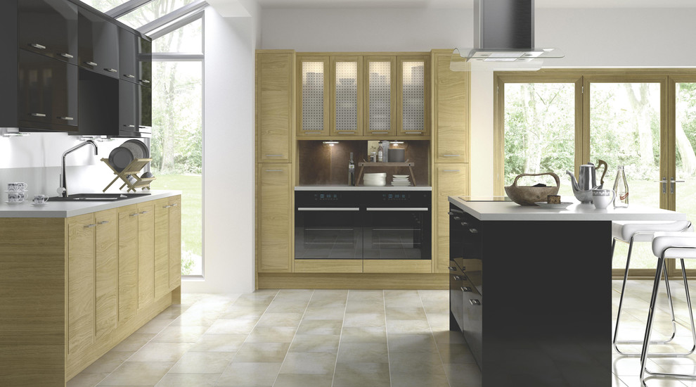 Modelo de cocina contemporánea con armarios con paneles lisos, puertas de armario de madera oscura y encimera de madera