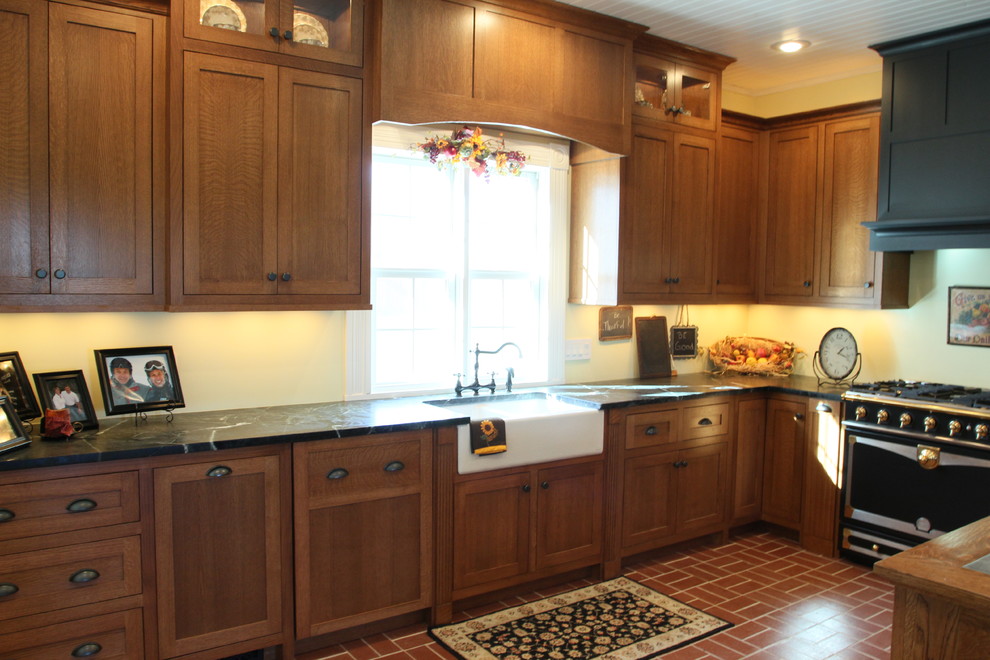 Example of a farmhouse kitchen design in St Louis