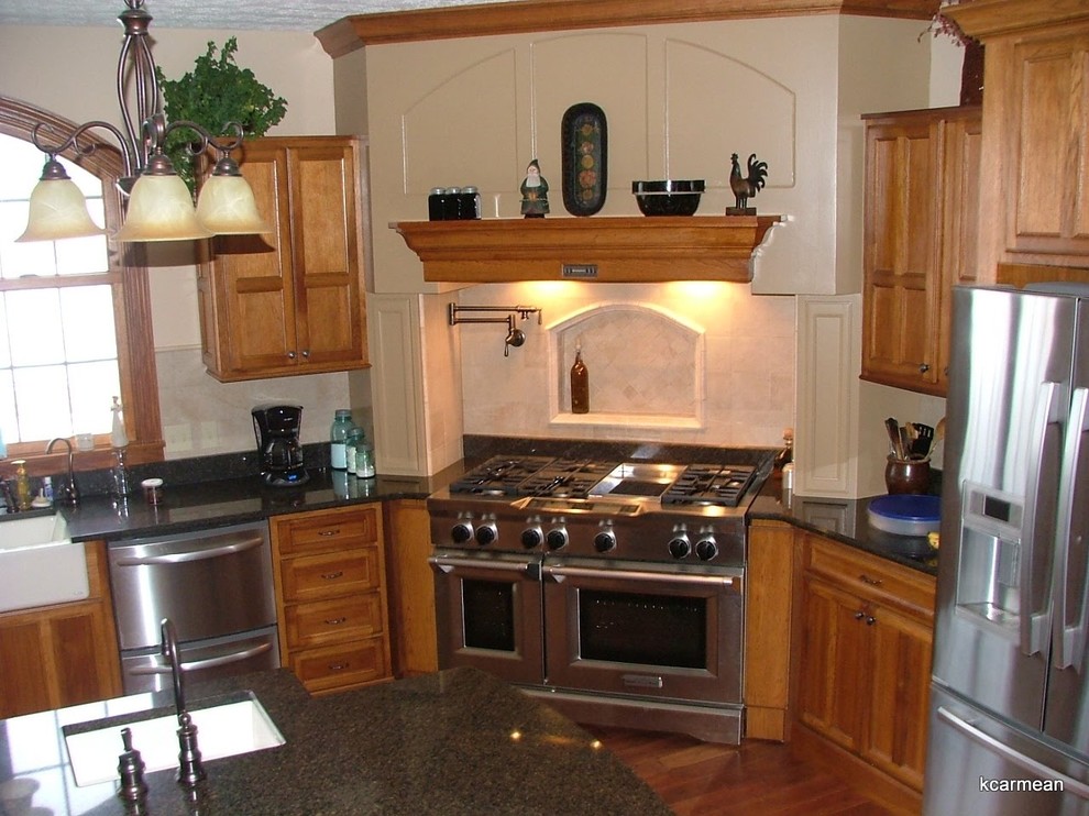 Elegant kitchen photo in Cincinnati
