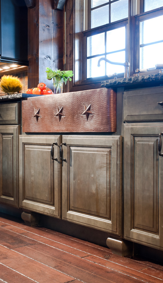 Exempel på ett stort rustikt kök, med en undermonterad diskho, luckor med upphöjd panel, grå skåp, granitbänkskiva, flerfärgad stänkskydd, stänkskydd i stenkakel, rostfria vitvaror, mellanmörkt trägolv och en köksö