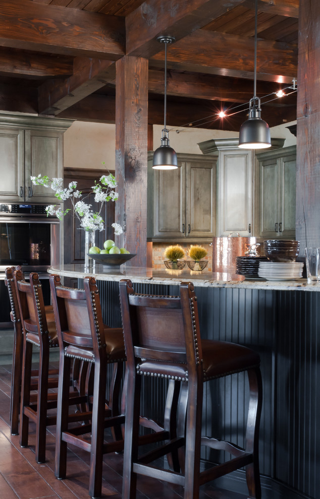 Idéer för stora rustika kök, med en undermonterad diskho, luckor med upphöjd panel, grå skåp, granitbänkskiva, flerfärgad stänkskydd, stänkskydd i stenkakel, rostfria vitvaror, mellanmörkt trägolv och en köksö