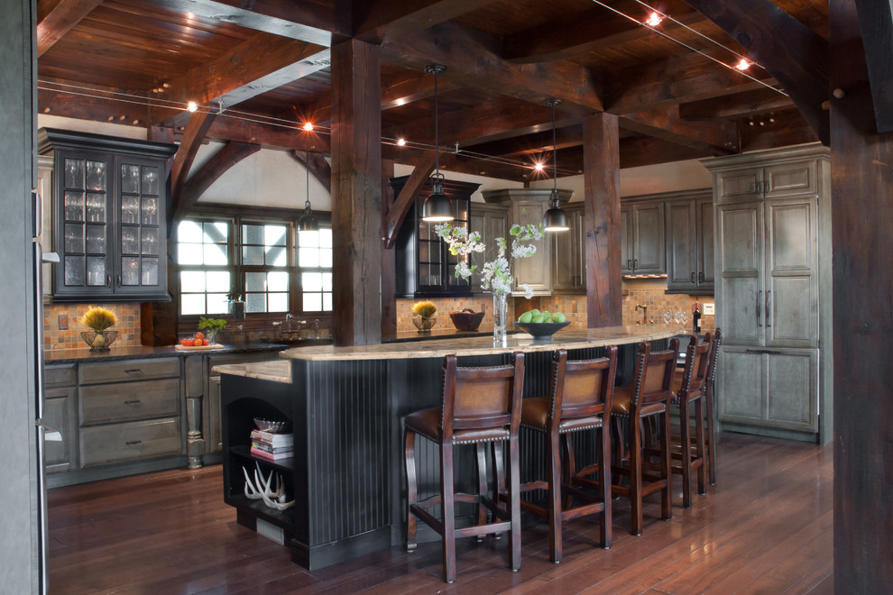 Foto på ett stort rustikt kök, med en undermonterad diskho, luckor med upphöjd panel, grå skåp, granitbänkskiva, flerfärgad stänkskydd, stänkskydd i stenkakel, rostfria vitvaror, mellanmörkt trägolv och en köksö