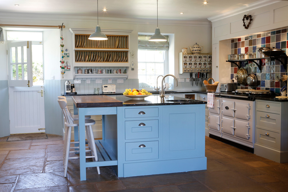 Стильный дизайн: отдельная кухня в стиле кантри с врезной мойкой, синими фасадами, гранитной столешницей, разноцветным фартуком, фартуком из керамической плитки, белой техникой и островом - последний тренд